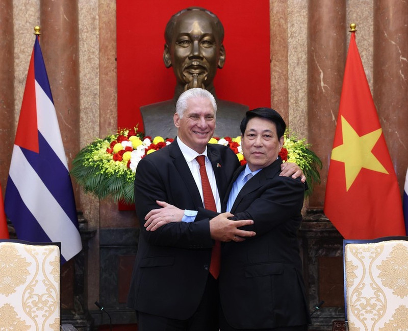 State President Luong Cuong (R) and First Secretary of the Communist Party of Cuba Central Committee and President of Cuba Miguel Díaz-Canel Bermúdez at their meeting in Ha Noi on September 1, 2025. (Photo: VNA)
