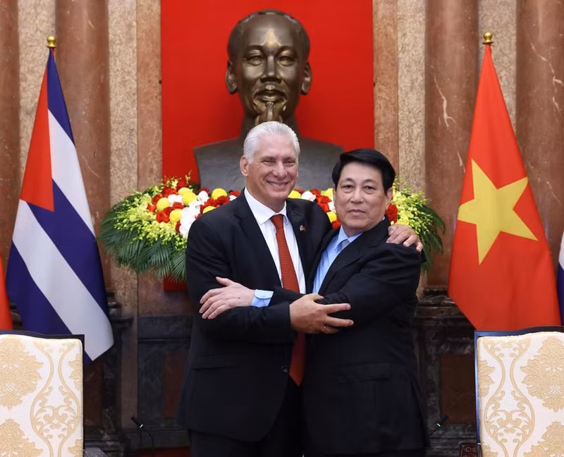 State President Luong Cuong (R) and First Secretary of the Communist Party of Cuba Central Committee and President of Cuba Miguel Díaz-Canel Bermúdez at their meeting in Ha Noi on September 1, 2025. (Photo: VNA)