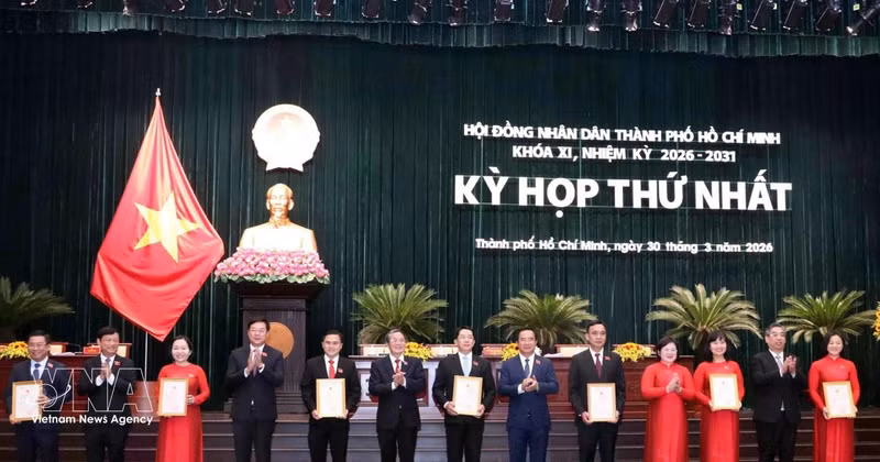 National Assembly Vice Chairman Nguyen Duc Hai (sixth from left) and Ho Chi Minh City leaders present certificates recognising members of the 11th-term municipal People’s Council for the 2026–2031 term. (Photo: VNA)