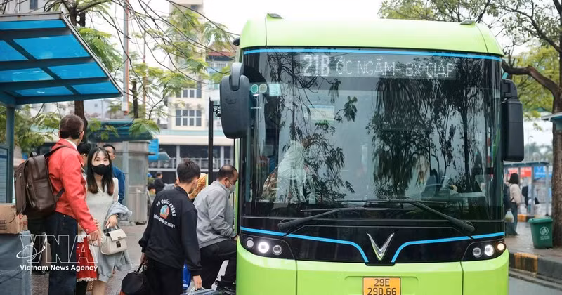 Ha Noi’s bus network covers 100% of communes and wards, with 155 routes in operation, including 128 subsidised ones. (Photo: VNA)