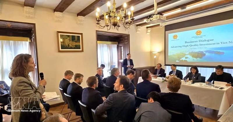 A representative of Denmark businesses speaks at the dialogue. (Photo published by VNA)