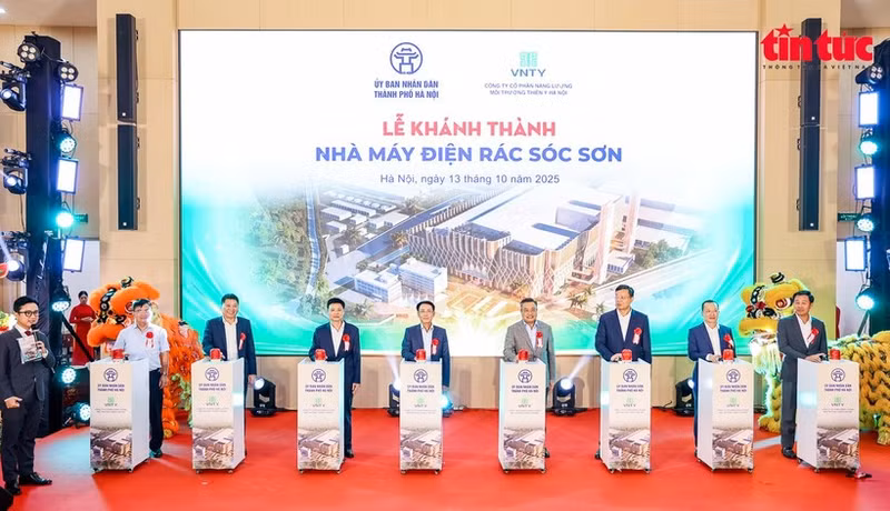 Delegates press the buttons to inaugurate the Soc Son Waste-to-Energy Plant (Photo: VNA)