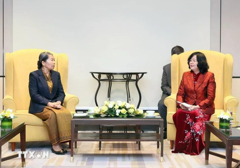 President of the Viet Nam Fatherland Front Central Committee Bui Thi Minh Hoai (R) and Vice President of the Cambodian People's Party and President of the National Council of the Solidarity Front for the Development of Cambodia Motherland Samdech Men Sam An at the meeting in Ha Noi on January 26 (Photo: VNA)