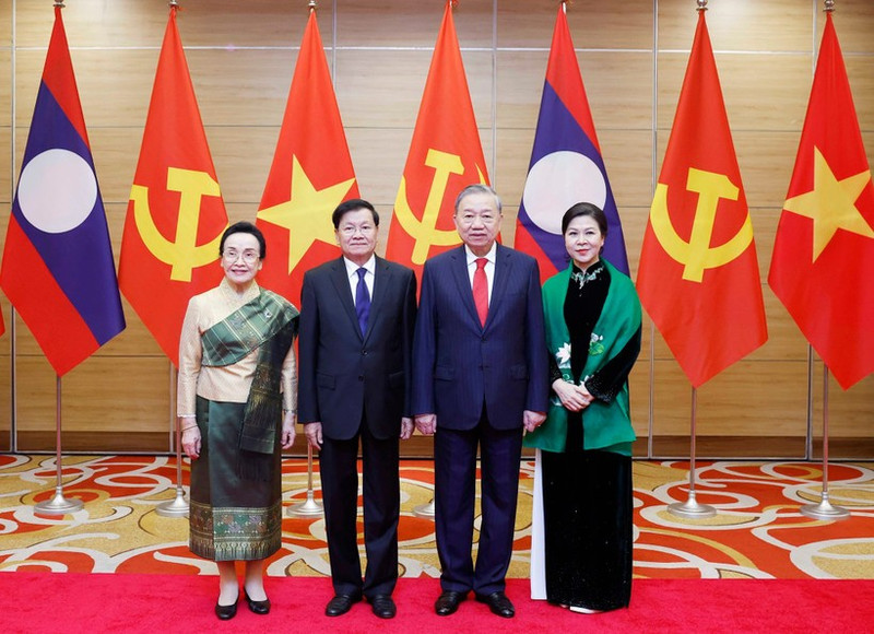 Party General Secretary To Lam and his spouse with Party General Secretary and President of Laos Thongloun Sisoulith and his spouse at the banquet (Photo: VNA)