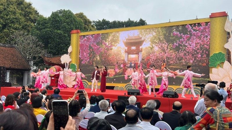 The event attracted large numbers of writers, artists, and poetry lovers.