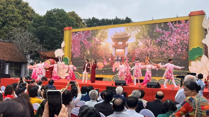 The event attracted large numbers of writers, artists, and poetry lovers.