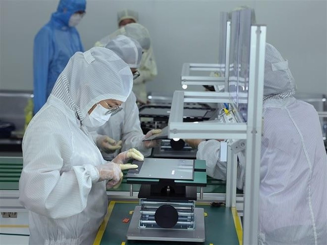 Assembling export-bound laptops at Heesung Electronics Viet Nam Co., Ltd.’s factory in Trang Due Industrial Park, An Duong district, Hai Phong city. (Photo: VNA)