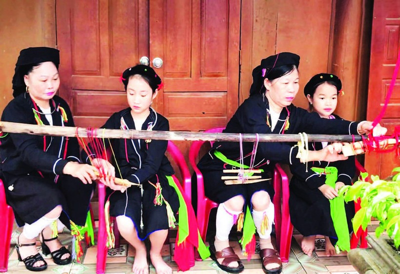 San Diu children are taught by their mothers and grandmothers to weave and embroider traditional costumes by hand. (Photo: nhandan.vn)