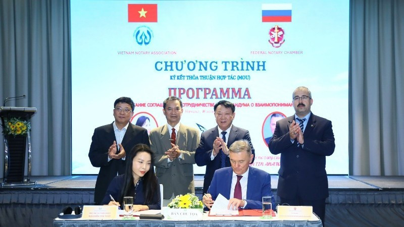 The signing ceremony of the cooperation agreement between the Viet Nam Notary Association and the Federal Notary Chamber of the Russian Federation.