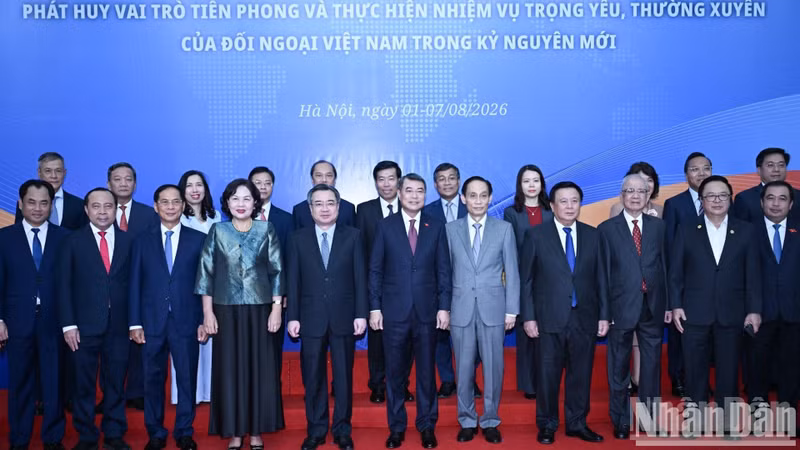 Prime Minister Le Minh Hung poses for a group photo with leaders and delegates attending the plenary session.