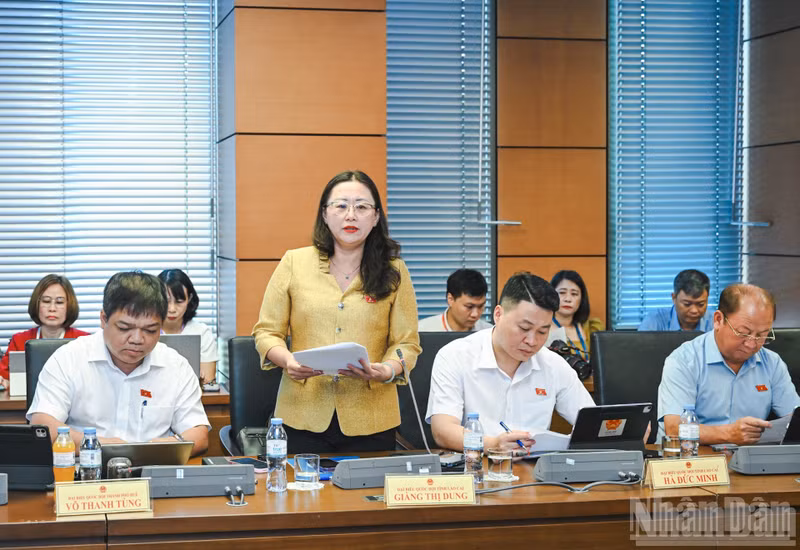 Giang Thi Dung, National Assembly deputy of Lao Cai Province, gives remarks during the discussion at Group 4, comprising Hue City, Lao Cai Province and Khanh Hoa Province.