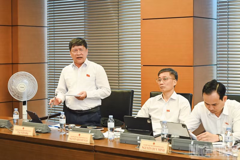 Ta Van Ha, National Assembly deputy of Da Nang City, gives remarks during the group discussion.