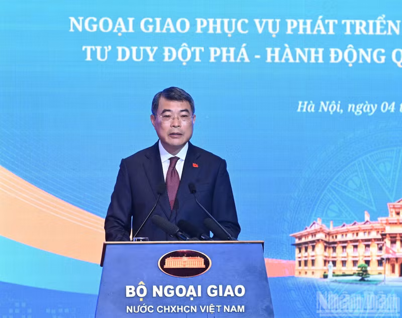 Prime Minister Le Minh Hung speaks at the plenary session.