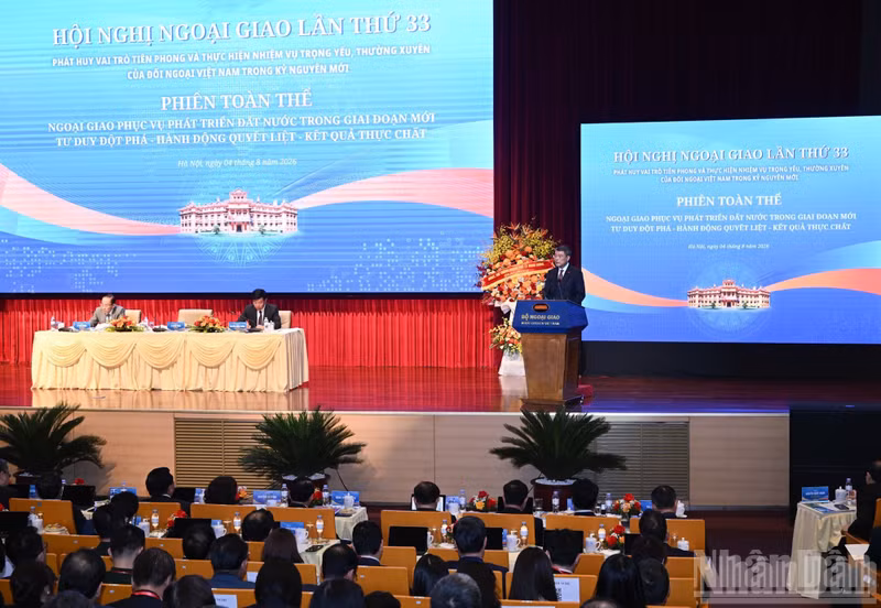 The plenary session of the 33rd Diplomatic Conference on August 4 (Photo: VNA)