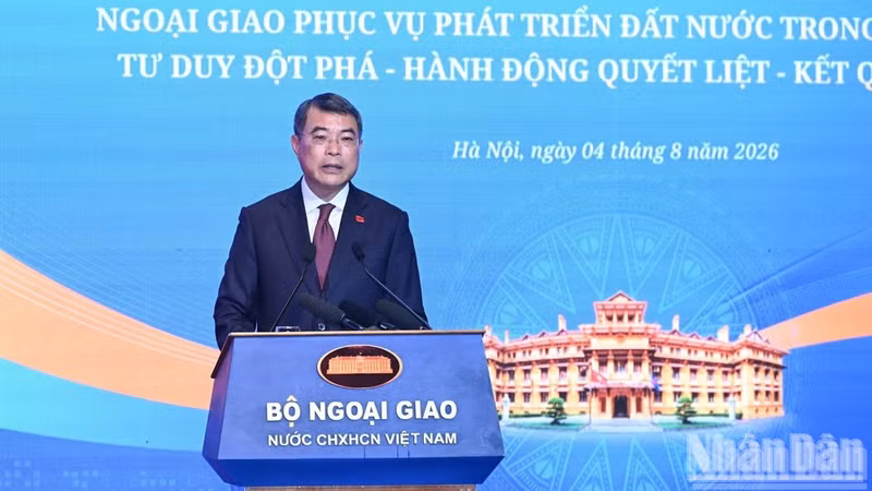 Prime Minister Le Minh Hung addresses the plenary session of the 33rd Diplomatic Conference in Ha Noi. (Photo: nhandan.vn)