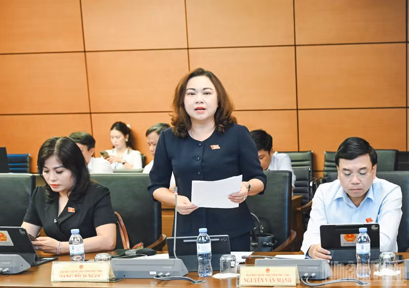 Dang Bich Ngoc, National Assembly deputy of Phu Tho Province, gives remarks during the group discussion.