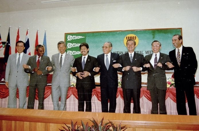 Foreign Minister Nguyen Manh Cam (second from right), the ASEAN Secretary-General, and ASEAN Foreign Ministers at the meeting admitting Viet Nam as the seventh official member of ASEAN, on July 28, 1995, in Bandar Seri Begawan, the capital of Brunei. (Photo: VNA)