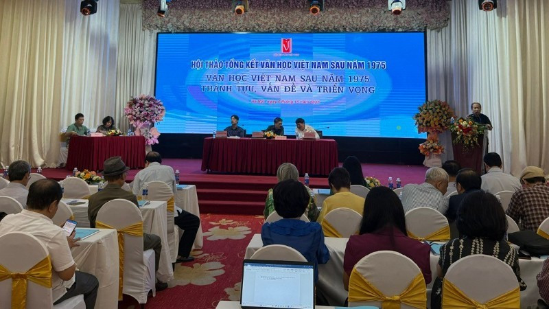 Overview of the symposium reviewing Vietnamese literature after 1975.