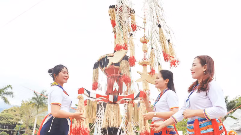 The Co people's Neu tree decoration art in Quang Ngai is recognised as a national intangible cultural heritage. (Photo: nhandan.vn)