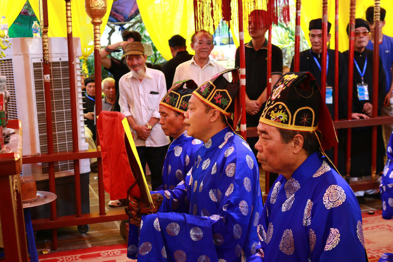 Offering ritual on the occasion of receiving the certificate of National Intangible Cultural Heritage for the La Phu Village Festival. (Photo: nhandan.vn)
