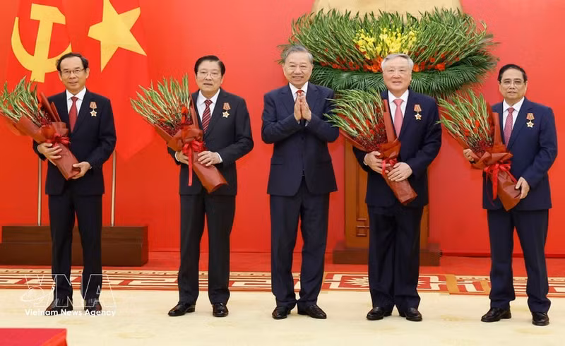 Party General Secretary To Lam presents the Military Exploit Order to high-ranking officials (Photo: VNA)