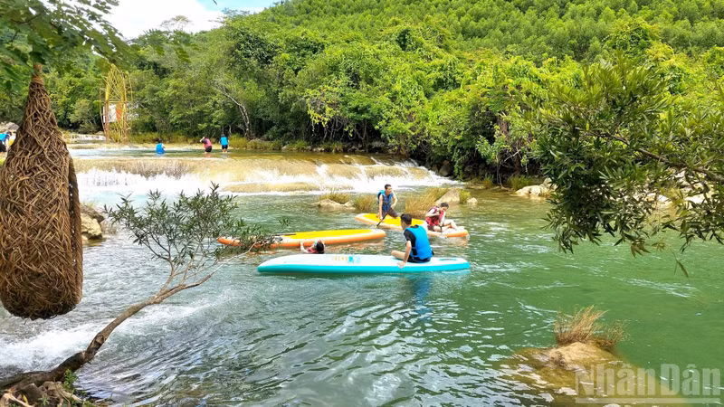 Formerly Quang Binh, now Quang Tri, boasts a wealth of unspoiled and clear streams, offering a refreshing retreat that is becoming a popular summer destination for tourists. (Photo: nhandan.vn)
