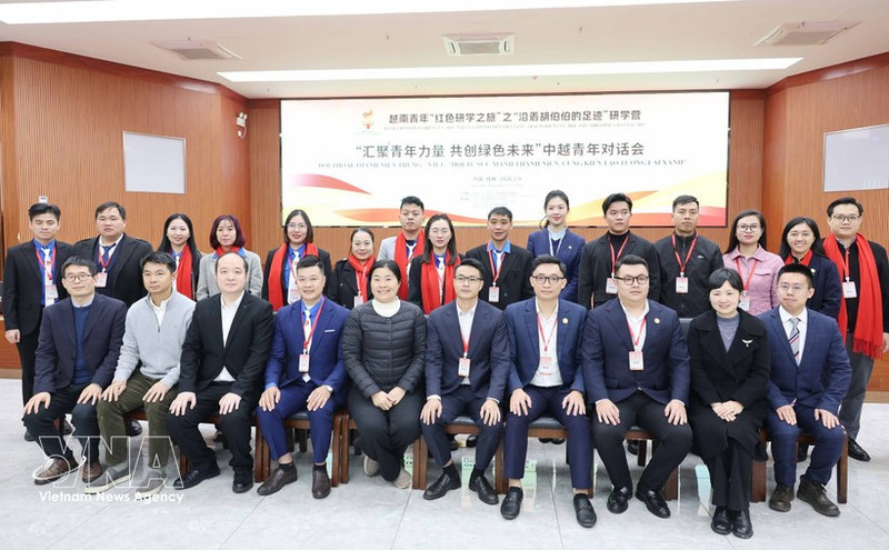 Delegates pose for a group photo at the Viet Nam-China youth dialogue forum held on February 9 in Guilin city, China’s Guangxi Zhuang Autonomous Region. (Photo: VNA)
