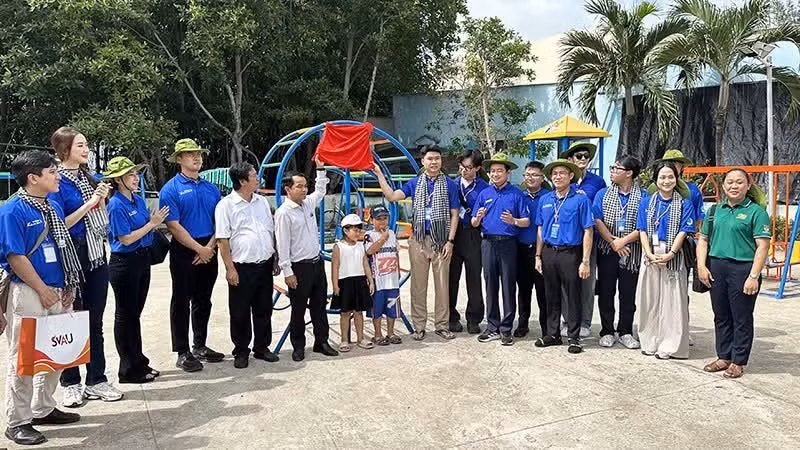 The organisers inaugurate a children’s playground in Thanh An Island Commune.