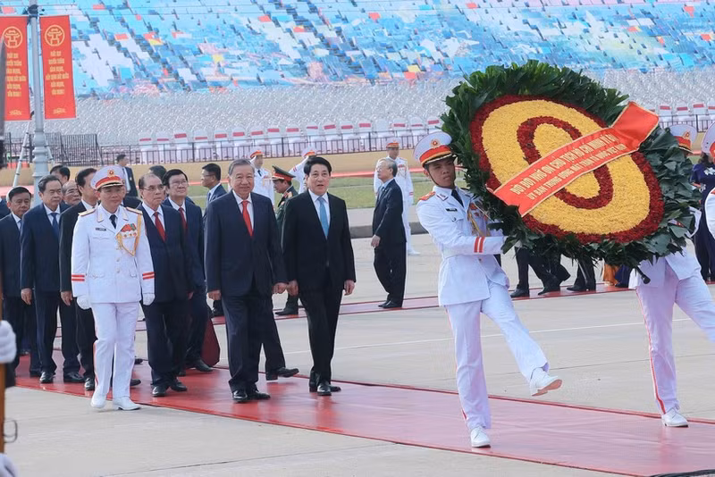 Party and State leaders lays a wreath and pay tribute to President Ho Chi Minh at his mausoleum in Ha Noi on September 1, 2025. (Photo: VNA)
