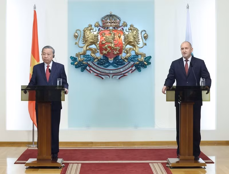 General Secretary of the Communist Party of Viet Nam Central Committee To Lam (L) and Bulgarian President Rumen Radev at the press briefing in Sofia on October 23. (Photo: VNA)