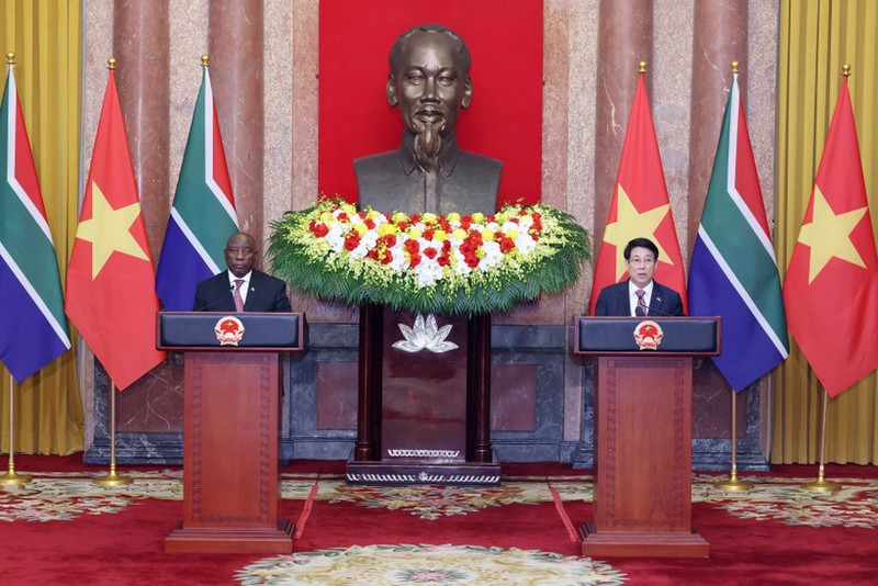 Vietnamese State President Luong Cuong (R) and South African President Matamela Cyril Ramaphosa at the press briefing in Ha Noi on October 23. (Photo: VNA)