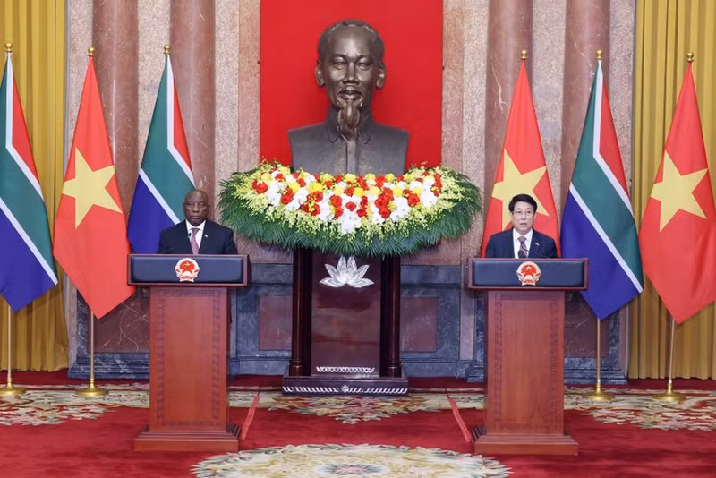 Vietnamese State President Luong Cuong (R) and South African President Matamela Cyril Ramaphosa at the press briefing in Ha Noi on October 23. (Photo: VNA)