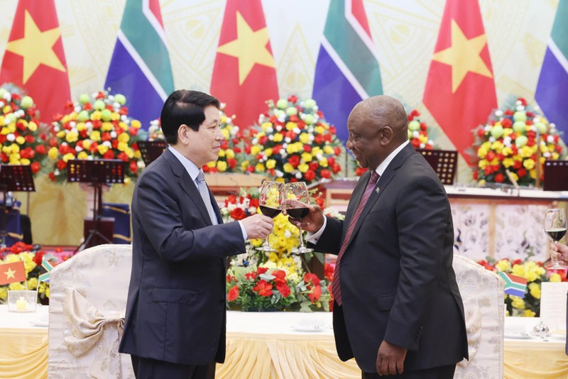 State President Luong Cuong (left) hosts a banquet for his South African counterpart Matamela Cyril Ramaphosa in Ha Noi on October 23, 2025 (Photo: VNA)