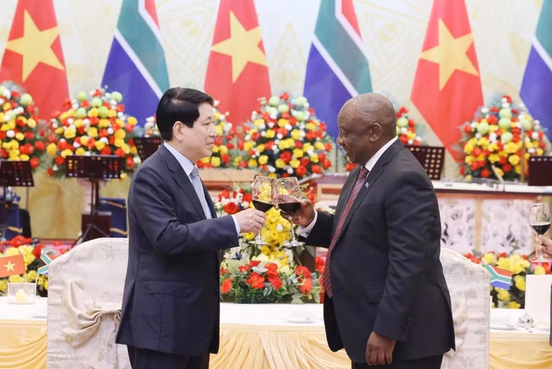 State President Luong Cuong (left) hosts a banquet for his South African counterpart Matamela Cyril Ramaphosa in Ha Noi on October 23, 2025 (Photo: VNA)