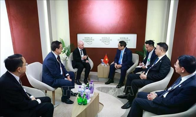 The meeting between PM Pham Minh Chinh and President for Cisco Asia Pacific, Japan, and Greater China (APJC) Dave West in Tianjin on June 25 (Photo: VNA)