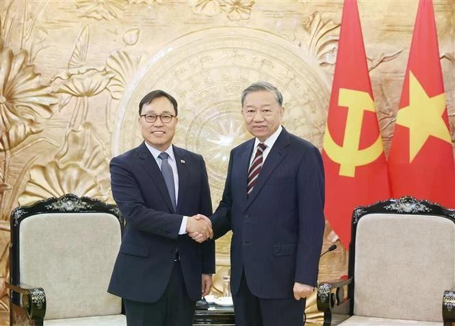 Party General Secretary To Lam (right) and RoK Ambassador to Viet Nam Choi Young-sam (Photo: VNA)