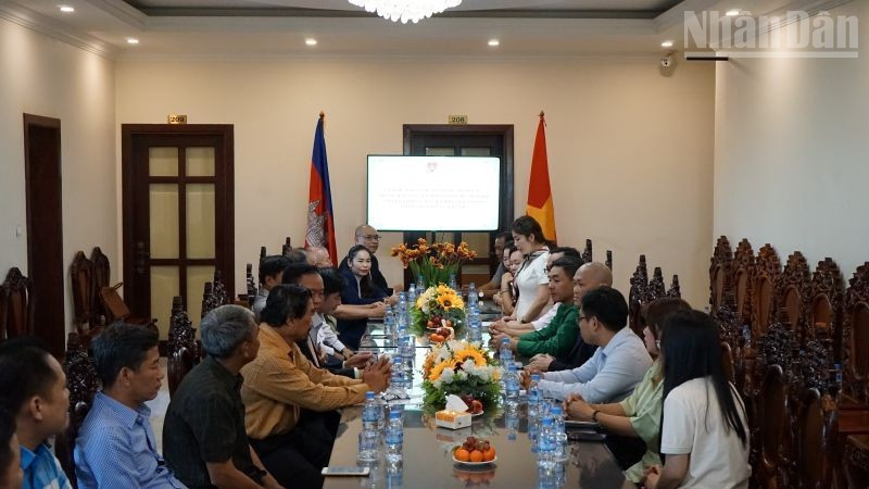 Businesses share valuable practical experience at the meeting. (Photo: DINH TRUONG)