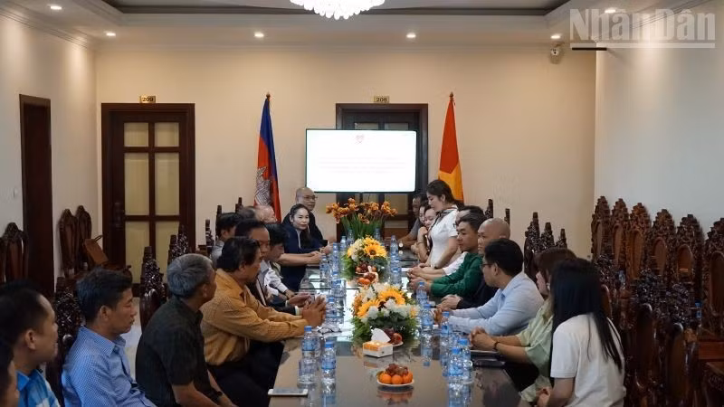 Businesses share valuable practical experience at the meeting. (Photo: DINH TRUONG)