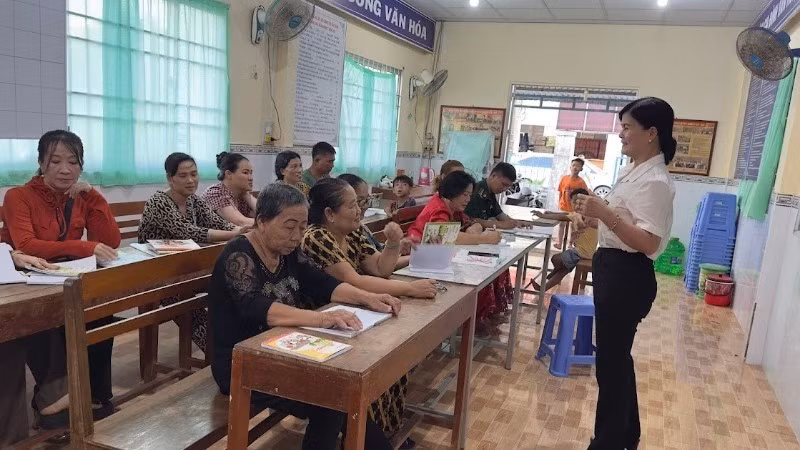 A view of the literacy class at the Cultural House of Hamlet 7 in Cai Doi Vam Commune.