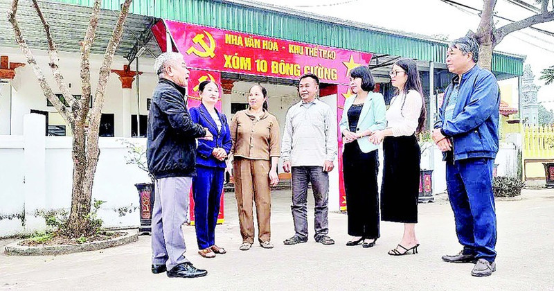Cadres and residents of Dong Cuong Hamlet, Khanh Thien Commune, Ninh Binh Province share experience in building an exemplary model new-style rural area.