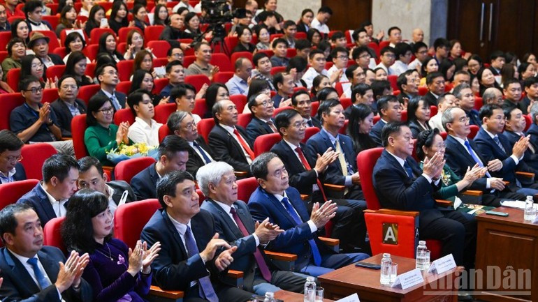 National Assembly Chairman Tran Thanh Man, together with Party and state leaders and delegates, attends the award ceremony. (Photo: DUY LINH)