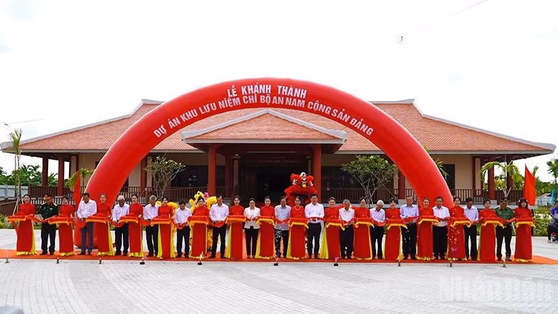 Delegates performed the ribbon-cutting ceremony at the inauguration of the memorial site of the An Nam Communist Party Cell. (Photo: nhandan.vn)