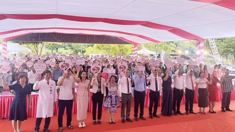 Leaders of the Ministry of Health, the People’s Committee, and People’s Council of Lao Cai Province, along with delegates, attend the launch of the Safe Motherhood Week 2025. (Photo: Trung Tuyen)