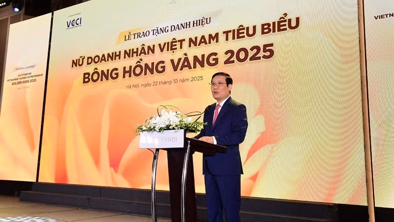 Chairman of the Vietnam Chamber of Commerce and Industry (VCCI) Pham Tan Cong delivers remarks at the 2025 Women Entrepreneurs Forum