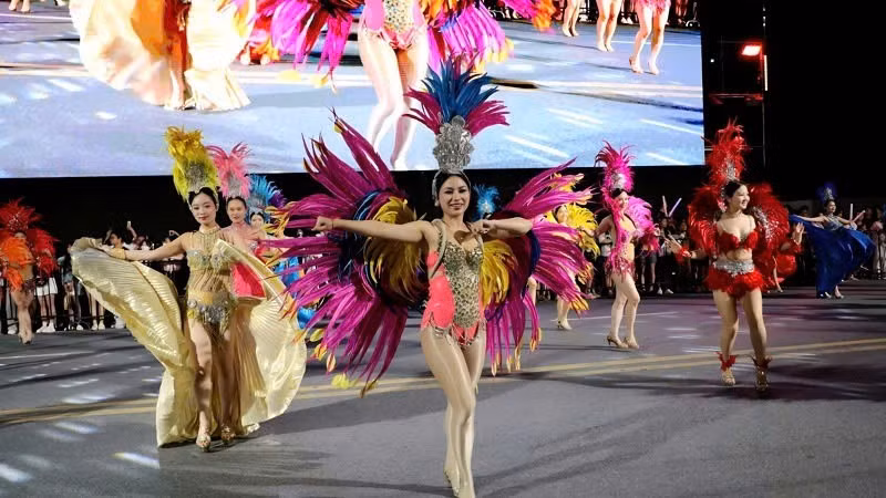 Vibrant street dances at Ha Long Carnaval 2026.