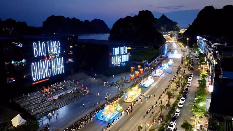 A parade of brightly coloured floats representing the 54 communes, wards and special zones of Quang Ninh at Ha Long Carnaval 2026.