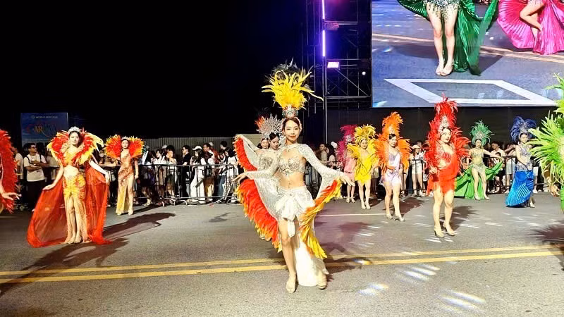 Dancers in festive costumes created the lively atmosphere of Ha Long Carnaval 2026.