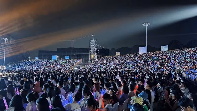 Ha Long Carnaval 2026 attracted large numbers of local people and visitors.