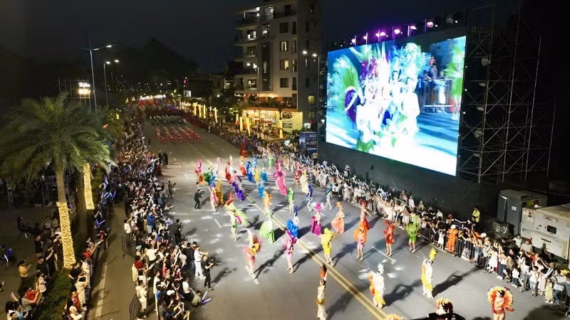 A vibrant and colourful atmosphere at Ha Long Carnaval 2026.