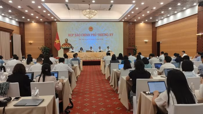 Delegates at the Government's regular press conference on August 3. (Photo: VNA)